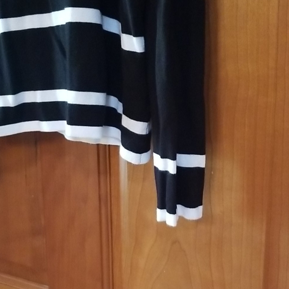 Cold Shoulder top - Picture 3 of 9